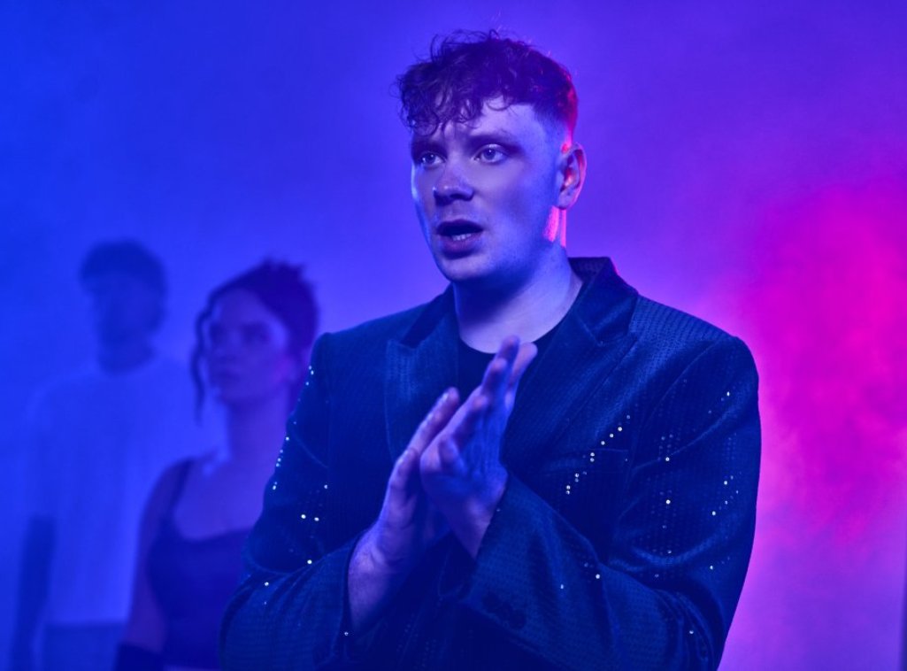 Samuel Evanson shares “Freaks” – an Empowering Alt-Pop Anthem About Belonging